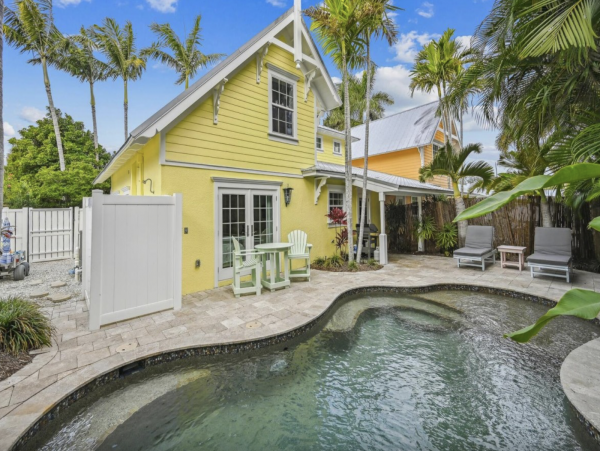 Holmes Beach One Bedroom Vacation Cottage With Private Pool